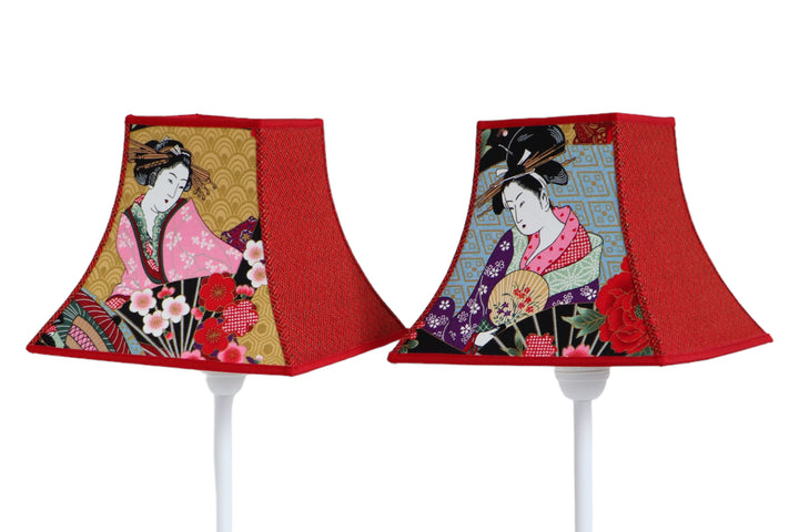 Une paire d’abat-jour contrecollé en tissu japonais, rouge, imprimé geisha