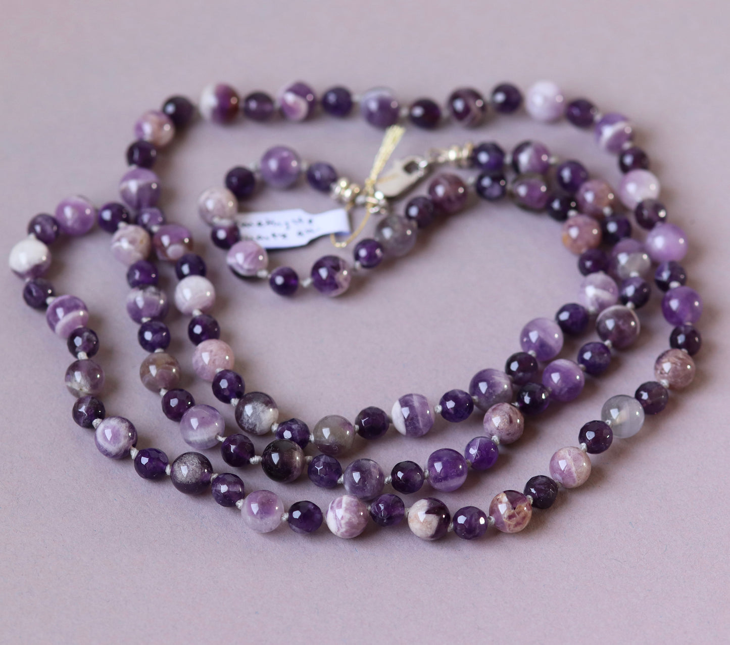 Nodium noded necklace in natural stone (quartz amethyst “chevron”, amethyst) 94 cm