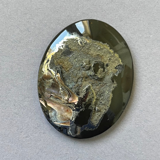 Пиритизированный аммонит, АМ_П179, огранка кабошон, 48x38x7 мм