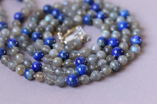 Long necklace with knots in natural stones (labradorite, lapis lazuli) 97 cm