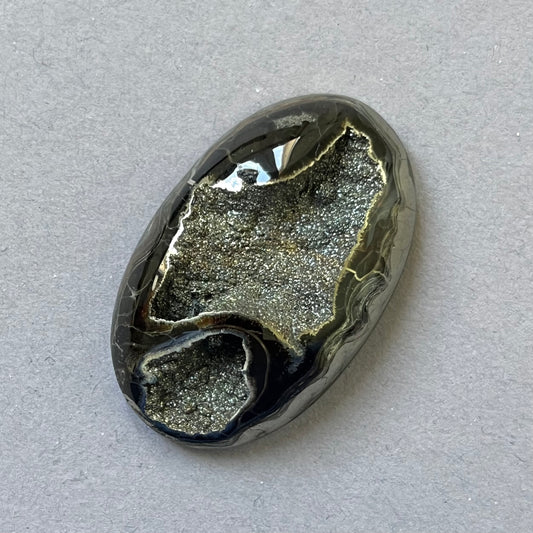 Ammonite pyritisée, AM_P145, taille cabochon, 42x27x10 mm