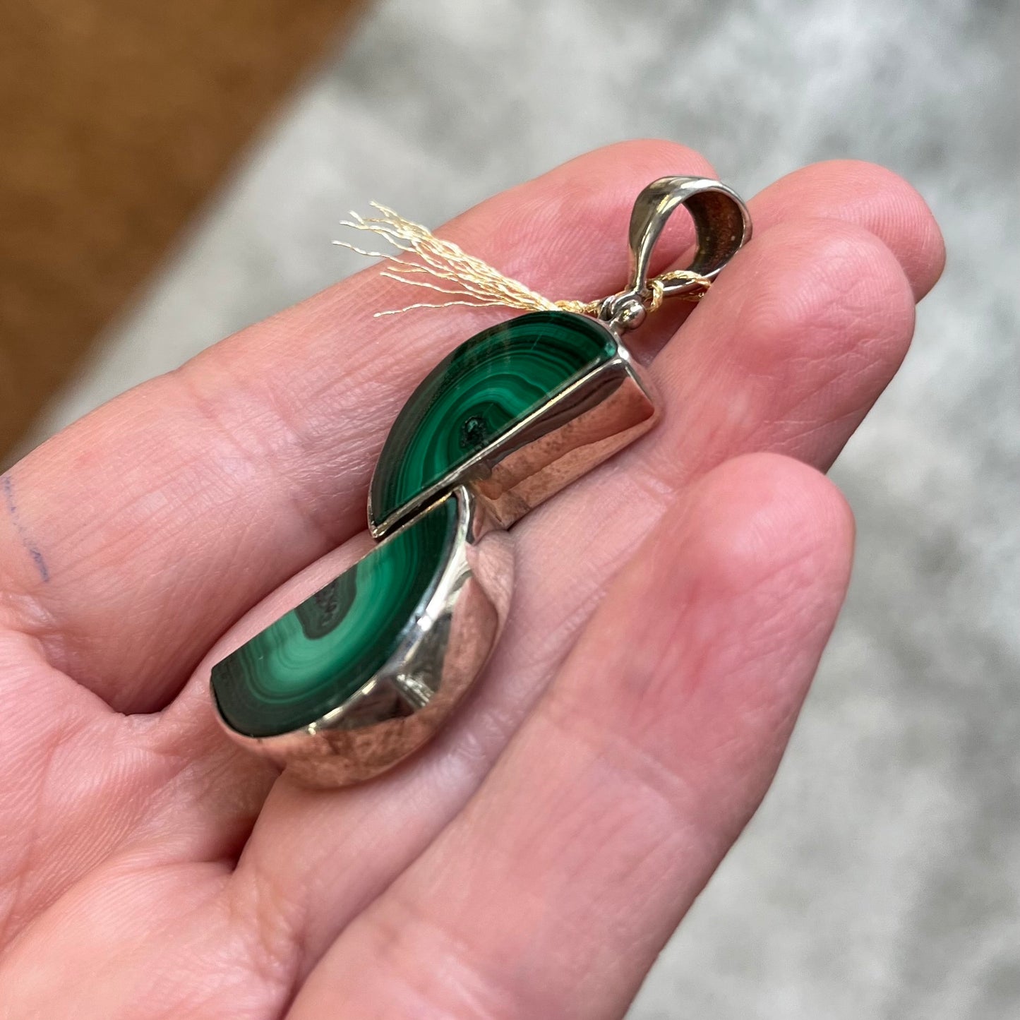 Silver pendant with malachite, stalactite slice PS007