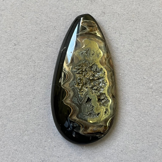 Ammonite pyritisée, AM_P292, taille cabochon, 47x24x7 mm