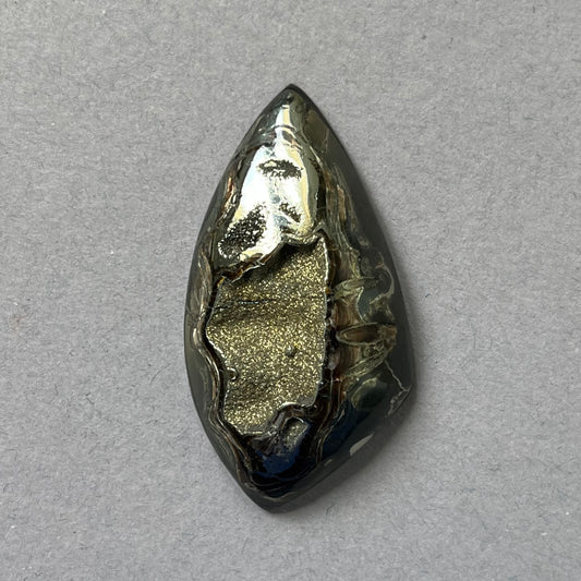 Ammonite pyritisée, AM_P182, taille cabochon, 41x28x8 mm