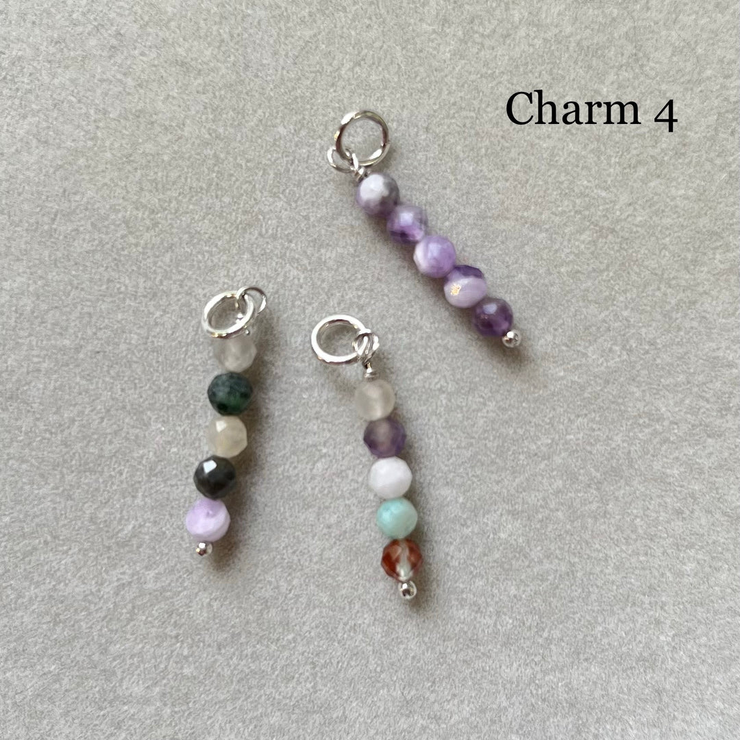 Charm (mini pendant) in rhodiated silver with natural stones - 5 pearls of 2mm - 4