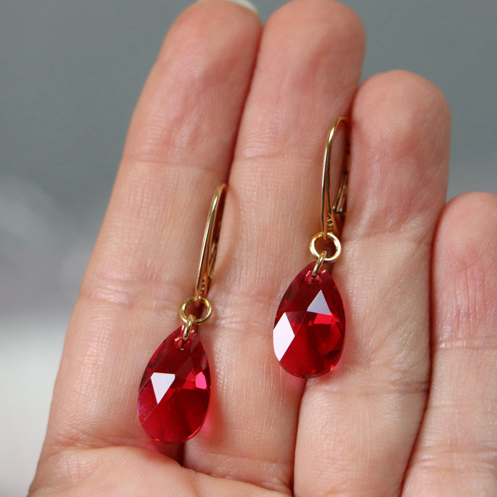 Boucles d'oreilles (crochets, dormeuse, puces ou à clips), cristaux Swarovski, argent doré, collection LARME, rouge framboise