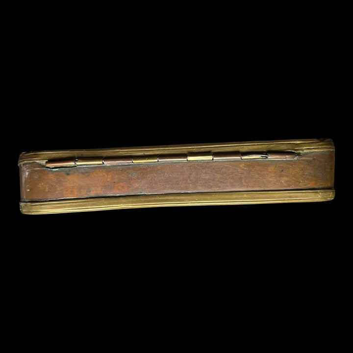 tabatière du XVIIle siècle en laiton et cuivre repoussé, attribuée à Johann Heinrich Giese a iserlohn - guerre des 7 ans