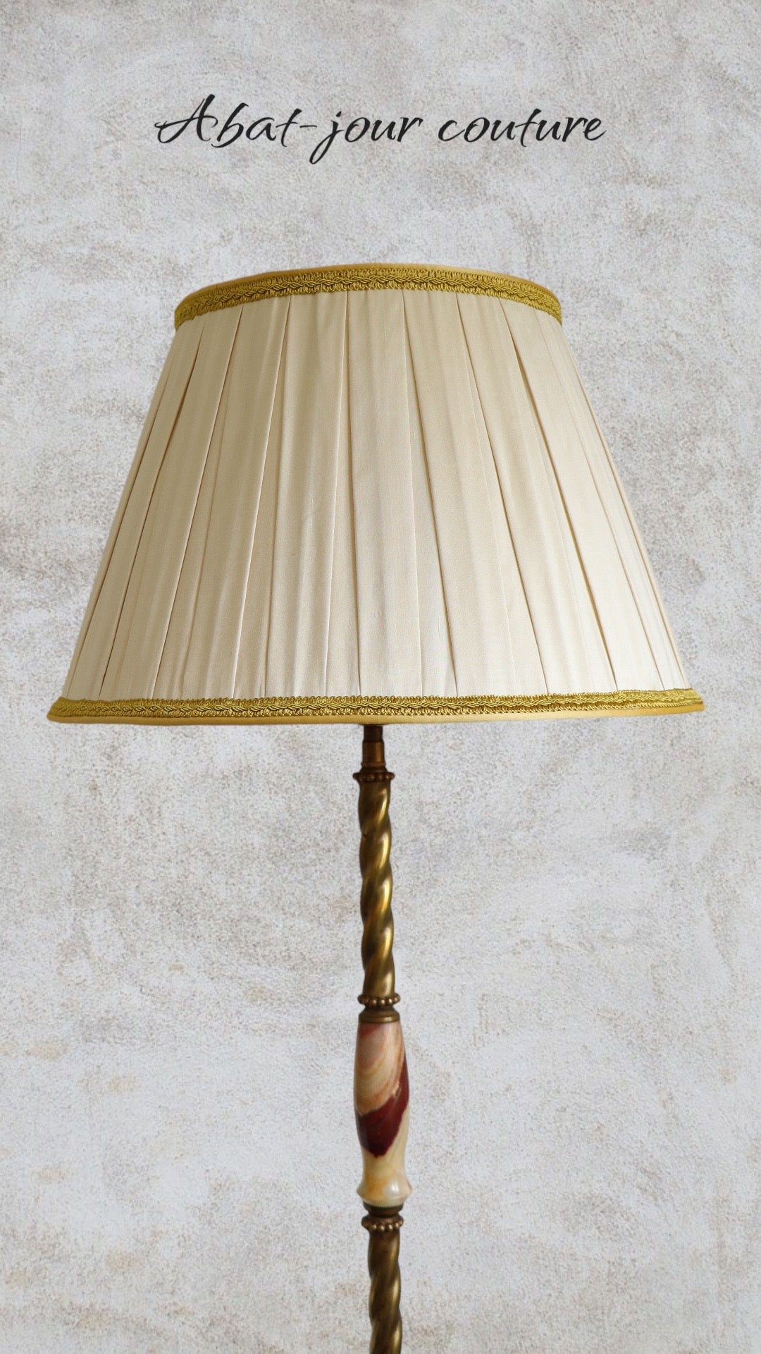 Pleated lampshade (Dior pleats) in beige and yellow silk, 40 cm