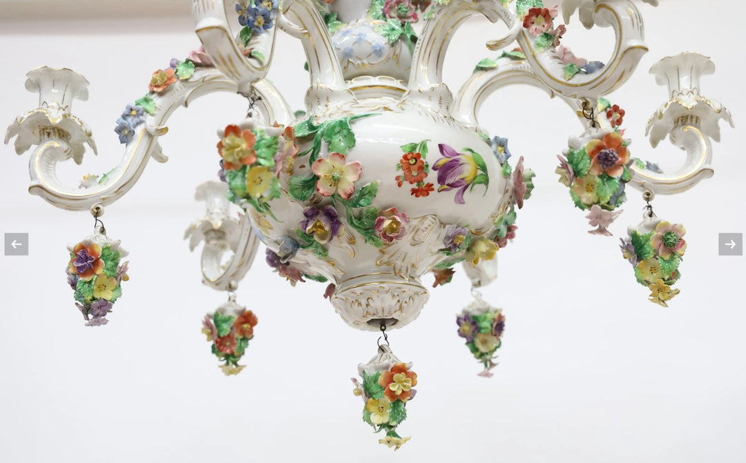 Lustre en porcelaine roccoco a fleurs attribué à Meissen 6 bougies