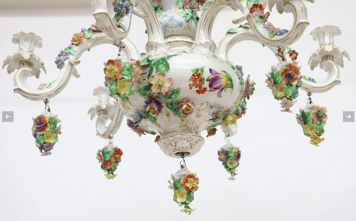 Lustre en porcelaine roccoco a fleurs attribué à Meissen 6 bougies