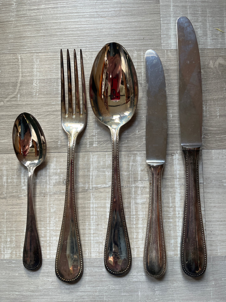 Ménagère 61 pieces métal argenté 90g modèle perle