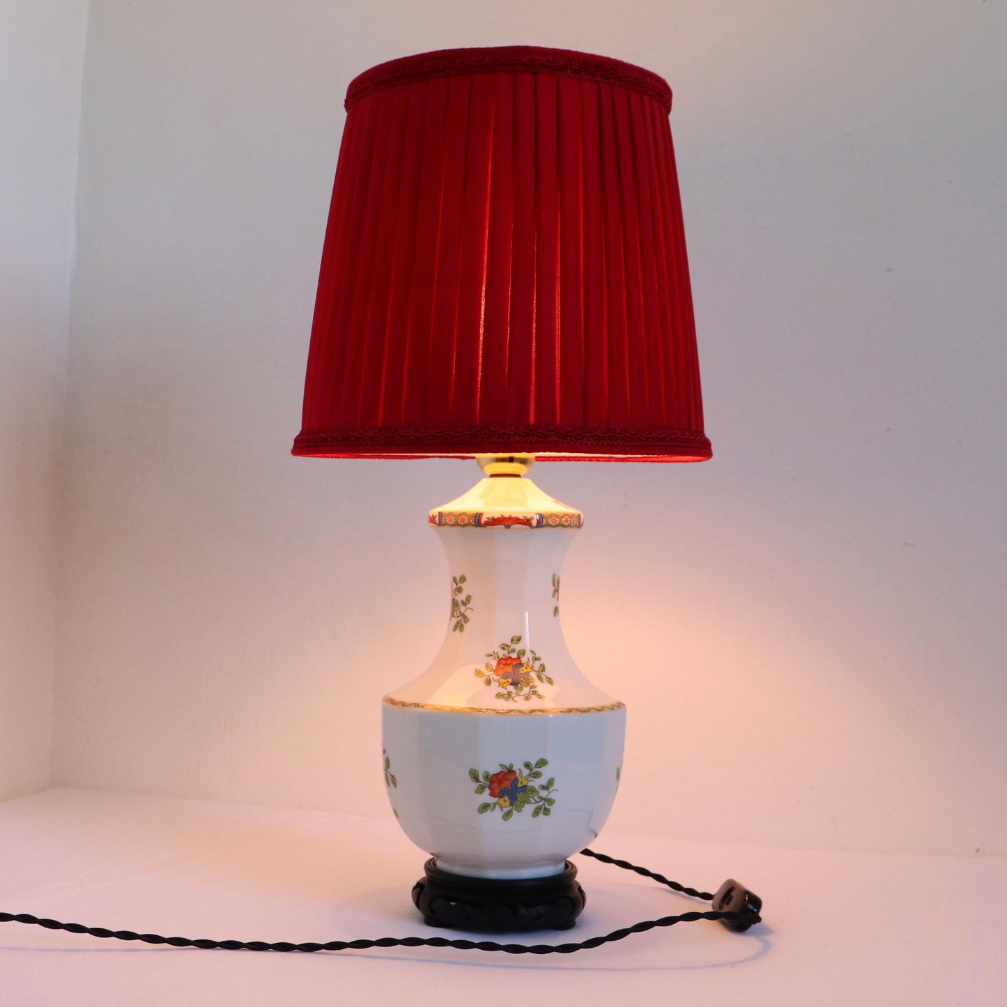 Lampe de style chinois en porcelaine de Limoge avec un abat-jour plissé en soie rouge