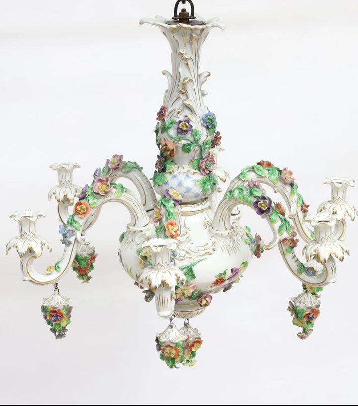 Lustre en porcelaine roccoco a fleurs attribué à Meissen 6 bougies