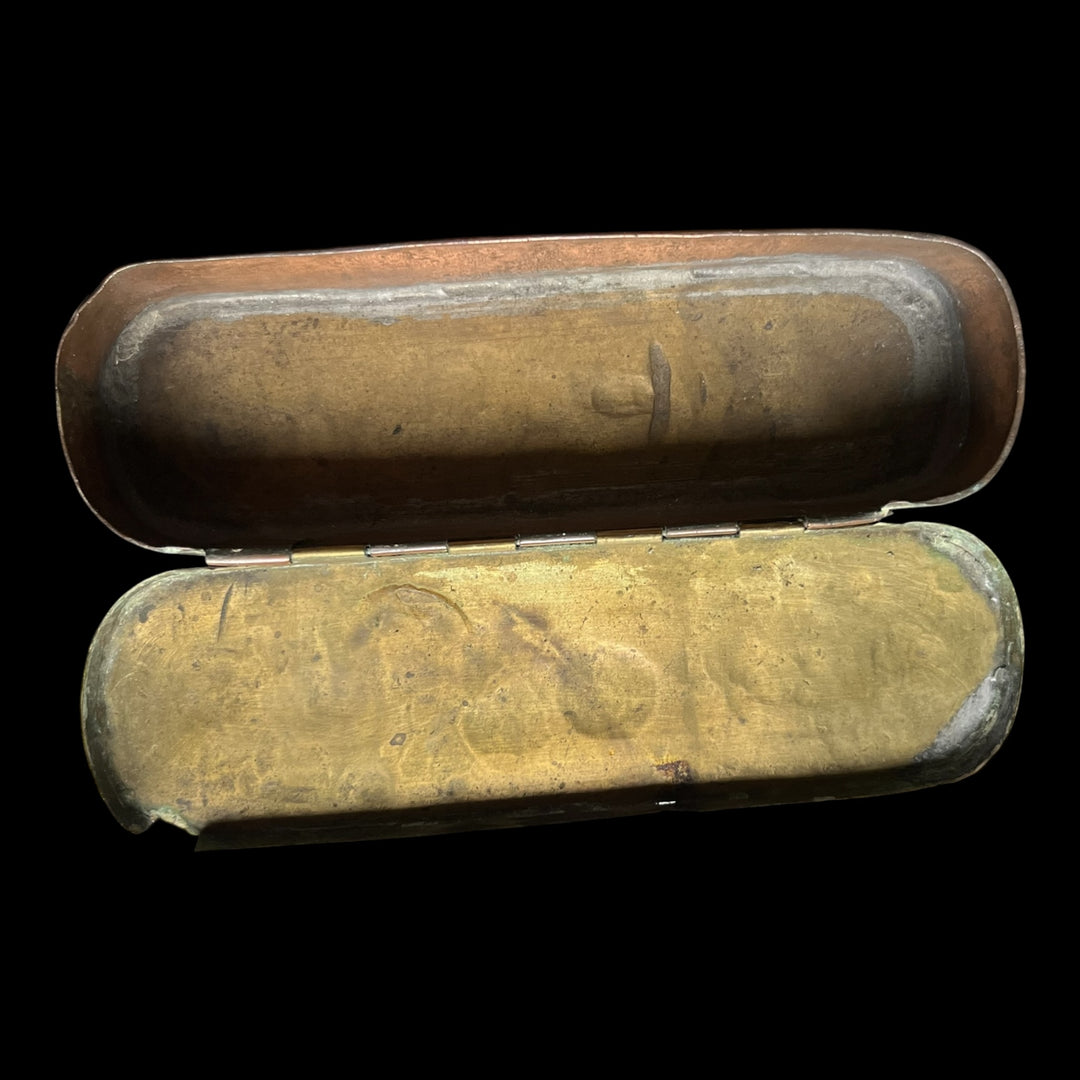 tabatière du XVIIle siècle en laiton et cuivre repoussé, attribuée à Johann Heinrich Giese a iserlohn - guerre des 7 ans