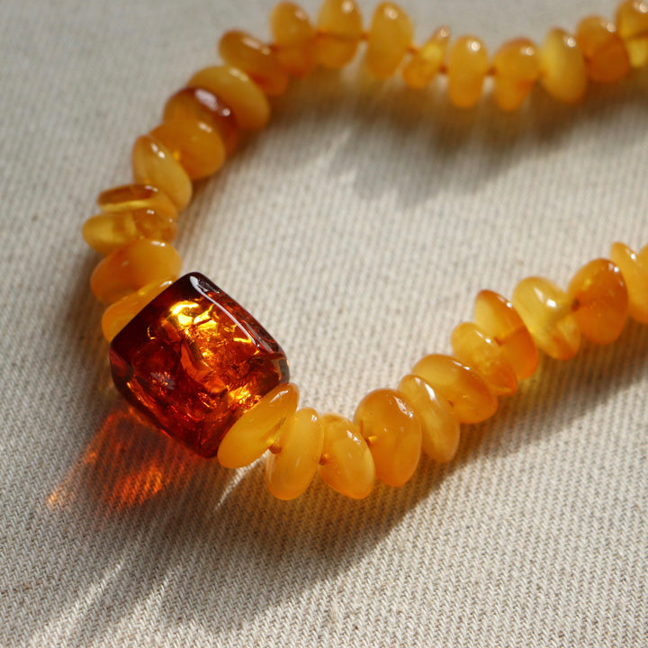Collier en ambre de Baltique, à noeuds, longeur 48 cm