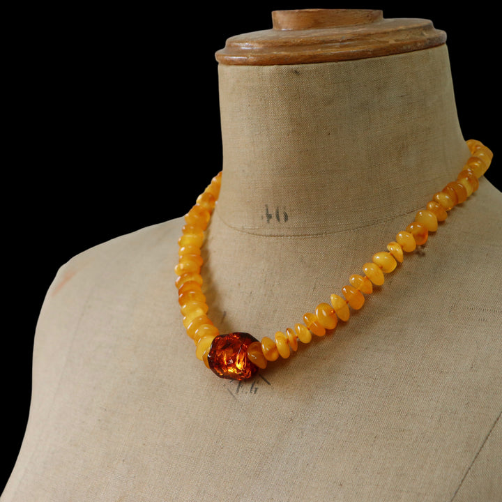 Collier en ambre de Baltique, à noeuds, longeur 48 cm