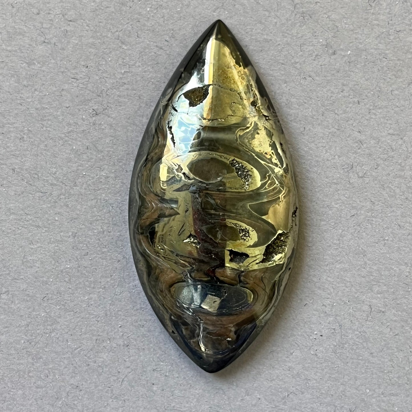 Ammonite pyritisée, AM_P150, taille cabochon, 49x24x8 mm