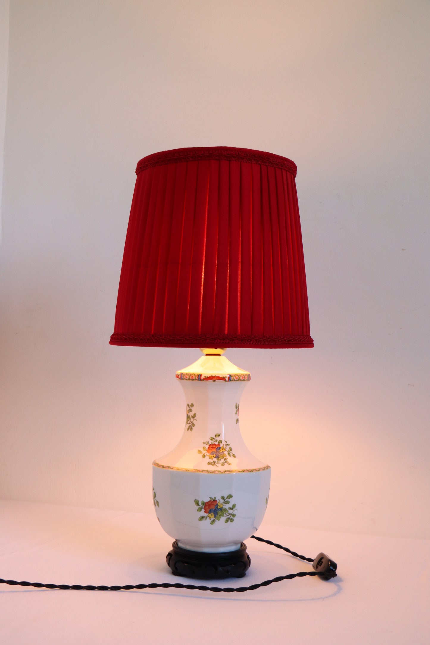 Lampe de style chinois en porcelaine de Limoge avec un abat-jour plissé en soie rouge