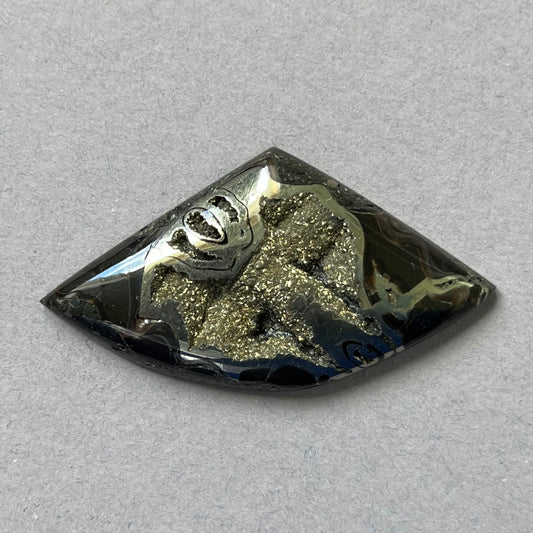 Ammonite pyritisée, AM_P126, taille cabochon, 48x26x6 mm