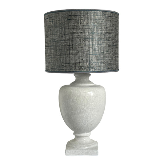 Винтажная потрескавшаяся керамическая лампа с тканевым абажуром, бело-голубого цвета.