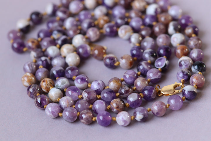 Nodium noded necklace in natural stone (quartz amethyst “chevron”, mala) 112 cm