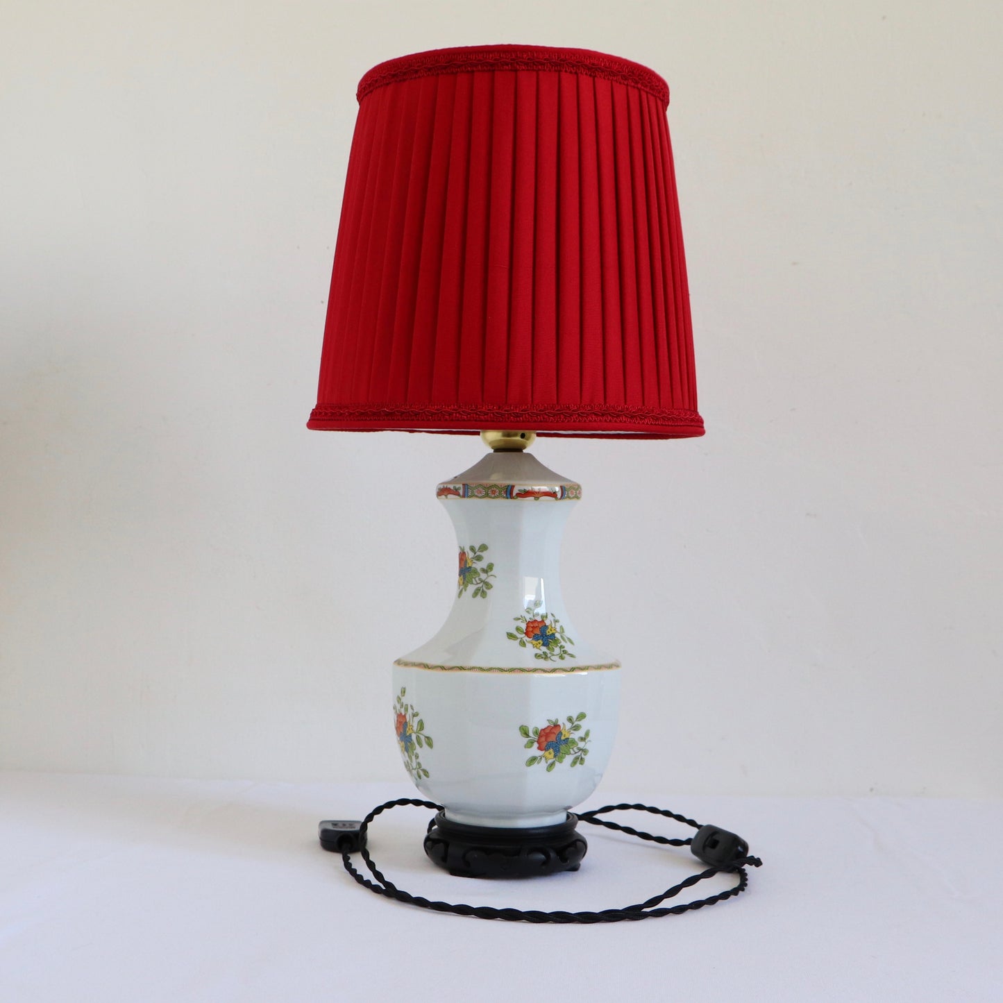 Lampe de style chinois en porcelaine de Limoge avec un abat-jour plissé en soie rouge