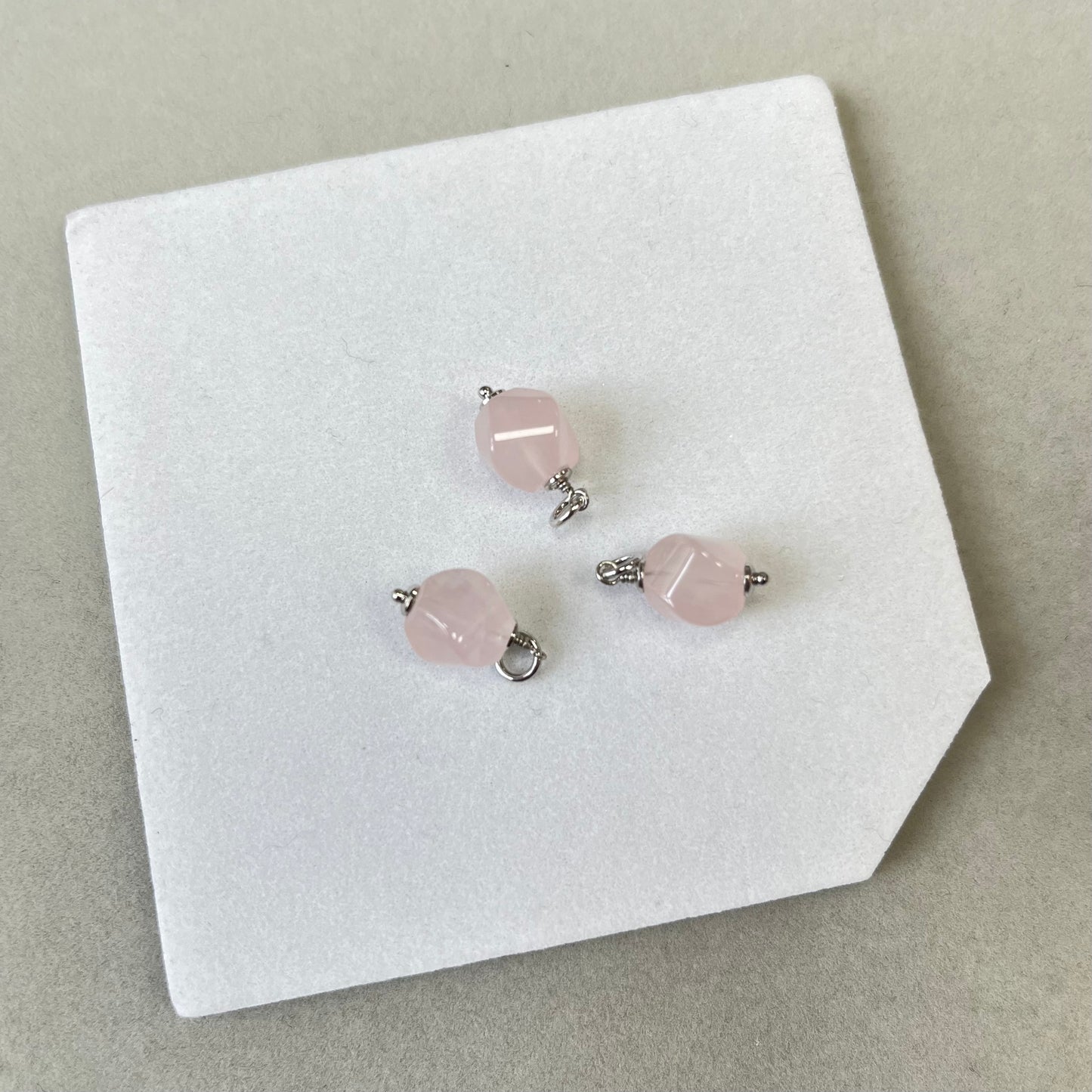 Charm (mini pendentif) en argent rhodié avec pierres naturelles - quartz rose - 15