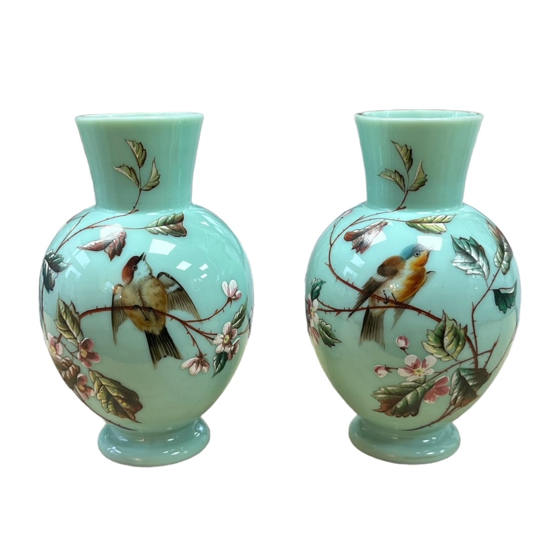 Paires de Vases japonisant en opaline Baccarat aux oiseaux sur pommiers fin XIXe