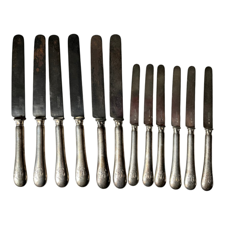 12 couteaux manche argent et lame acier ou argent de Queille monogrammés