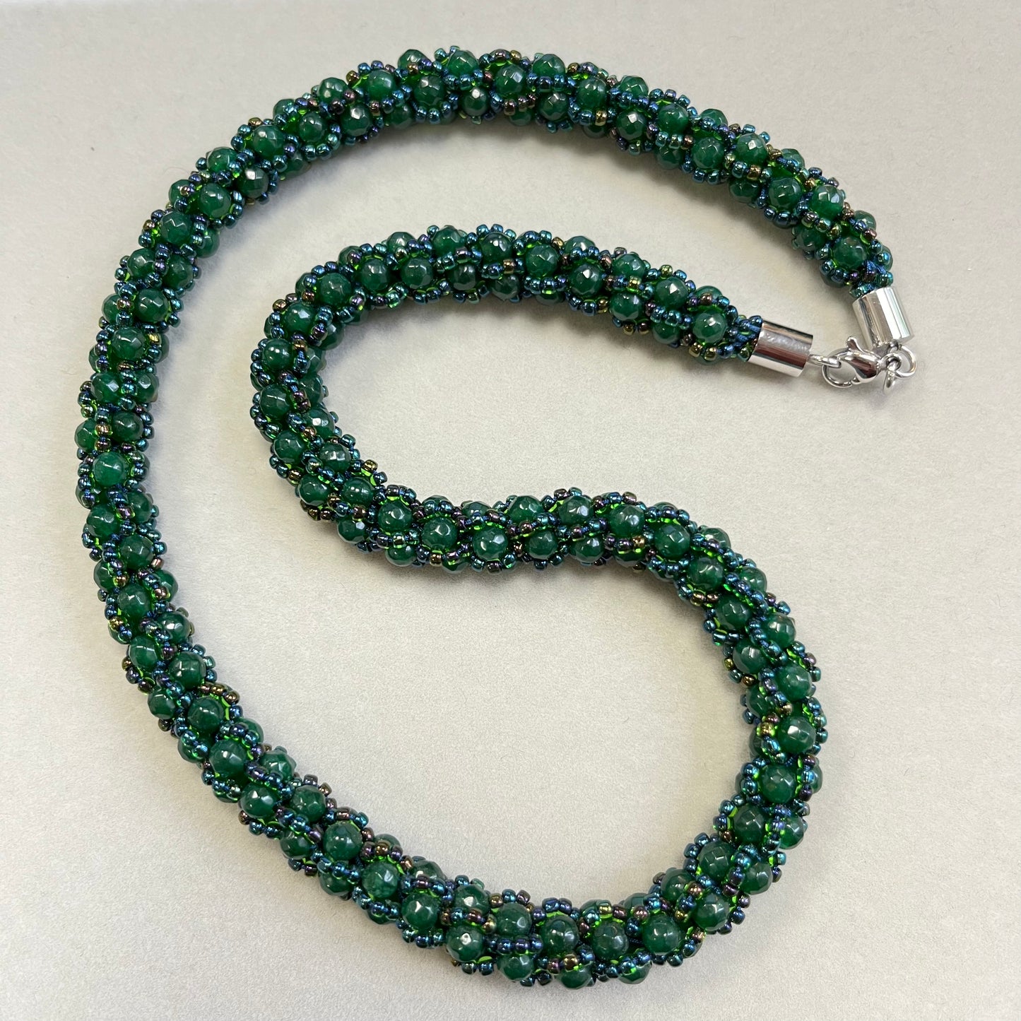 Collier spirale au crochet en jade vert, teinté, et perles Miyuki, 48 cm