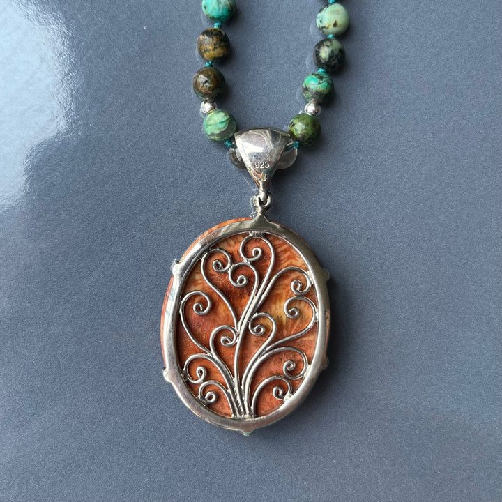 Collier MALA en jaspe ("turquoise africaine") et Pendentif en corail fossilisé orange