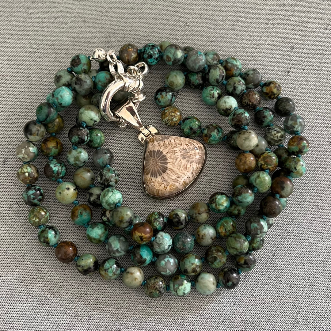 Collier MALA en jaspe ("turquoise africaine") et Pendentif en corail fossilisé
