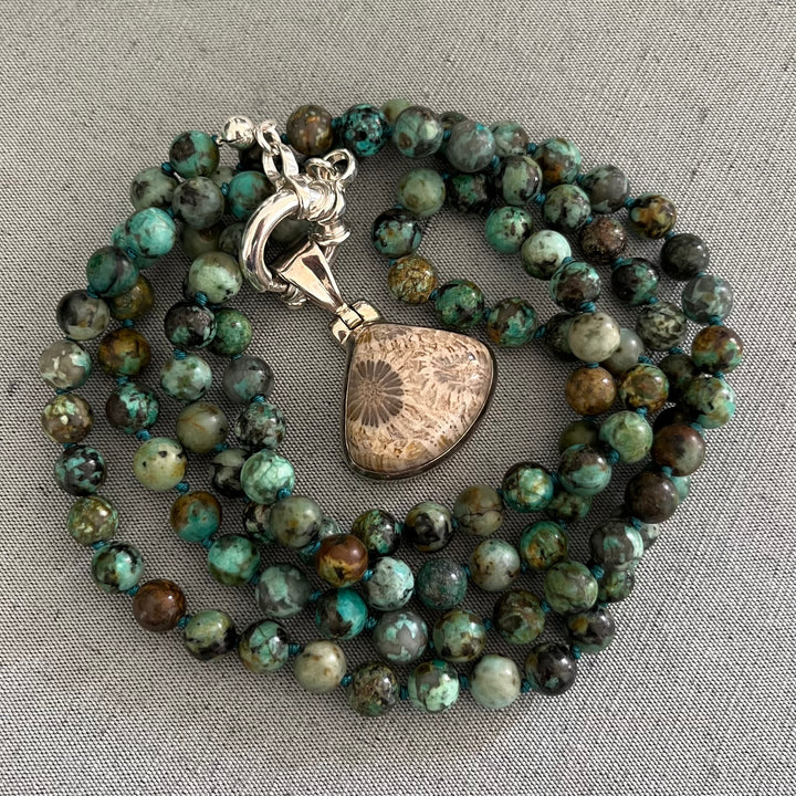 Collier MALA en jaspe ("turquoise africaine") et Pendentif en corail fossilisé