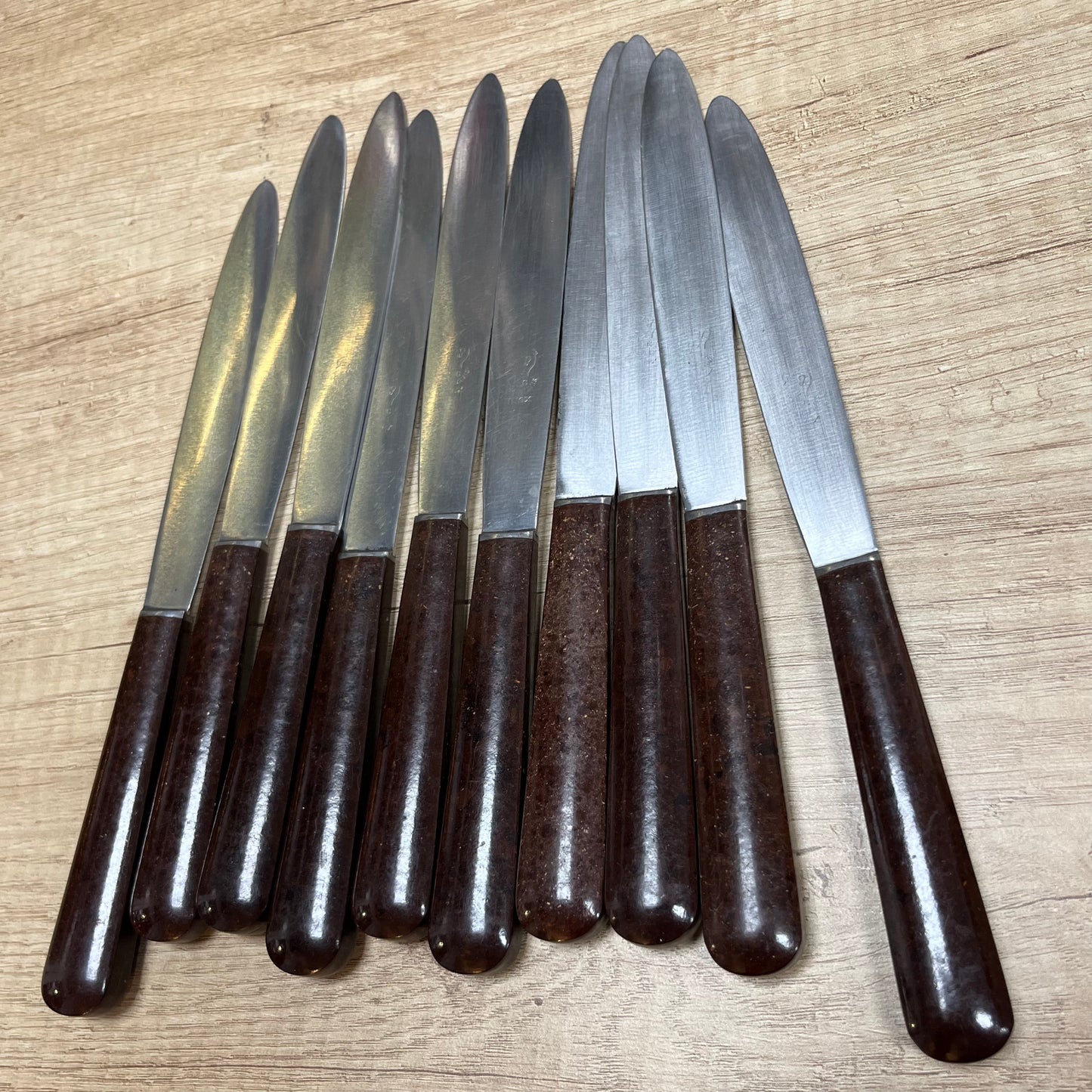 10 couteaux manche Bakélite marron lame inox le soudanais