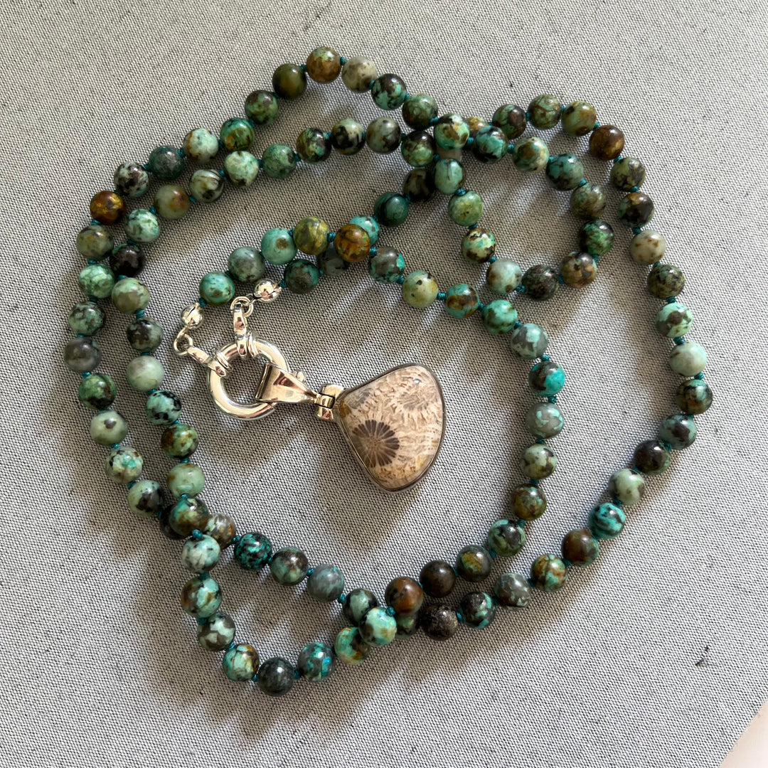 Collier MALA en jaspe ("turquoise africaine") et Pendentif en corail fossilisé