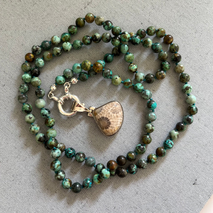 Collier MALA en jaspe ("turquoise africaine") et Pendentif en corail fossilisé