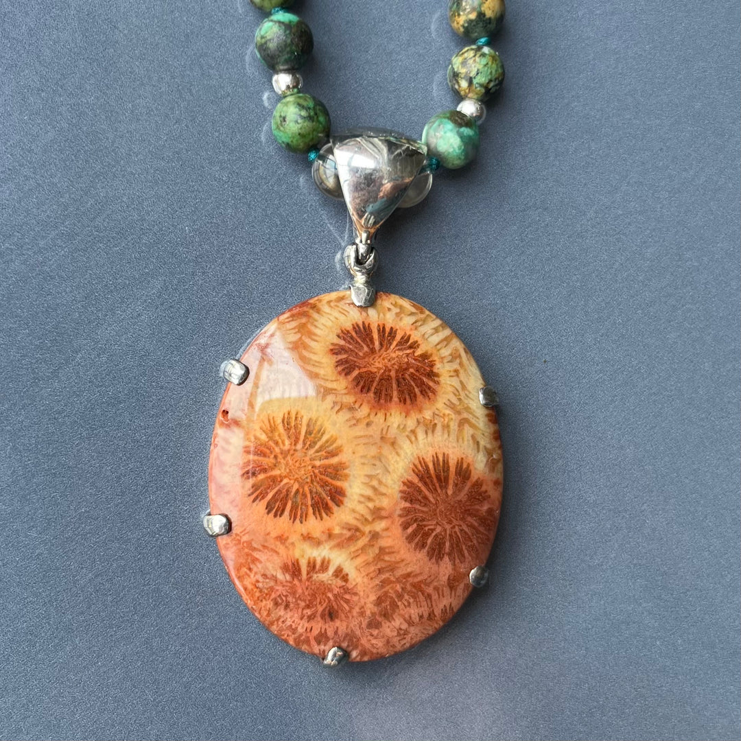 Collier MALA en jaspe ("turquoise africaine") et Pendentif en corail fossilisé orange