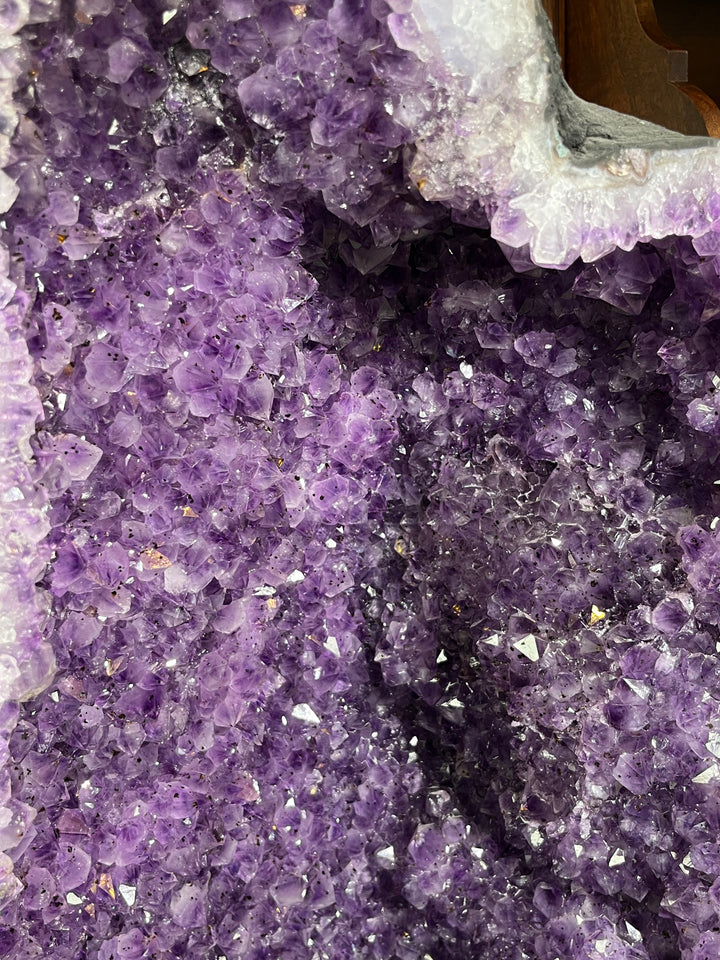 Geode Amethyst，带有巴西的Gothite和金红石和金红石包裹物