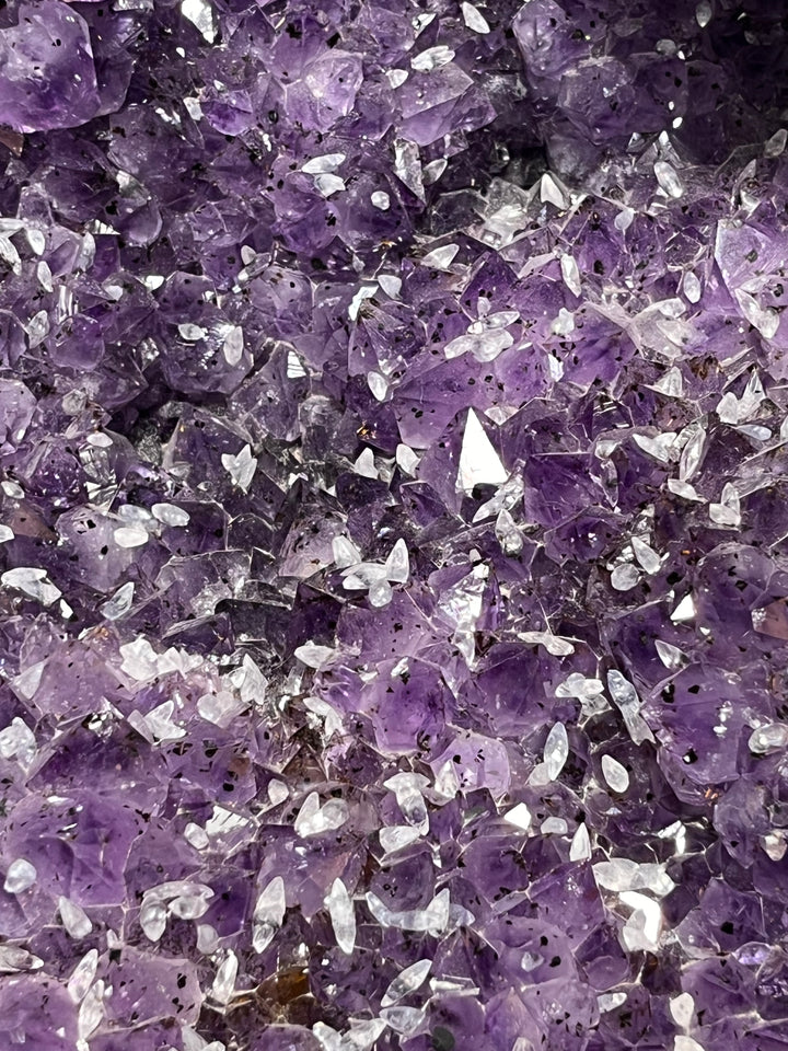 Geode Amethyst，带有巴西的Gothite和金红石和金红石包裹物