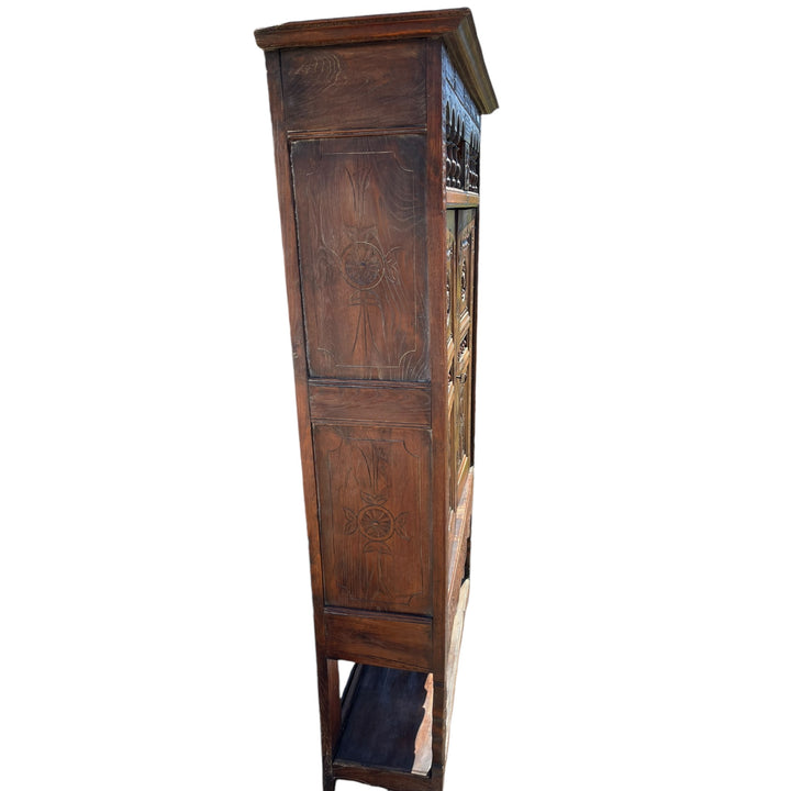 meuble armoire dressoir  breton sculpté de fleurs debut xxe  siècle