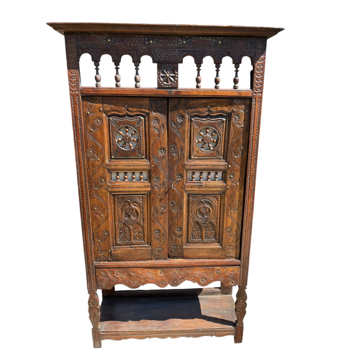 meuble armoire dressoir  breton sculpté de fleurs debut xxe  siècle