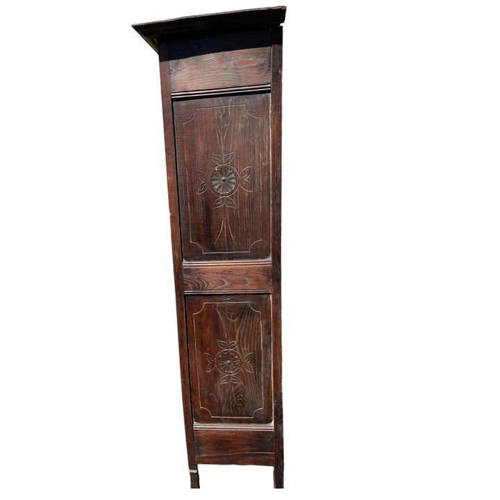 meuble armoire dressoir  breton sculpté de fleurs debut xxe  siècle