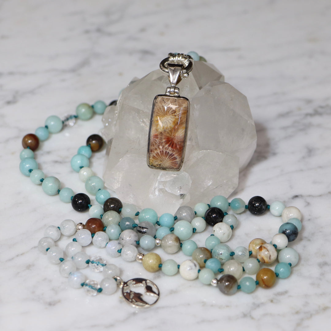 Collier MALA en amazonite et labradorite blanche & Pendentif en corail fossilisé