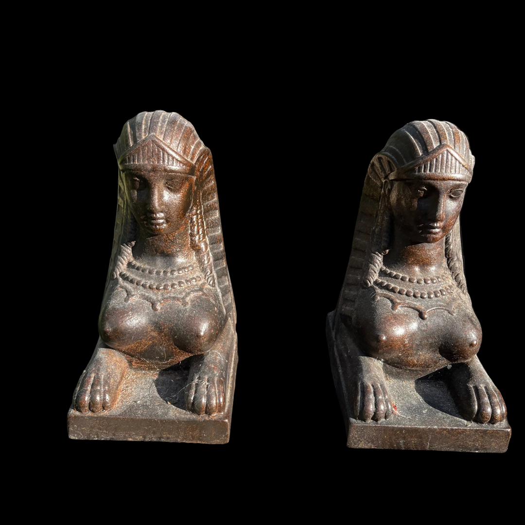 Paire de chenets anciens en fonte – Style Retour d'Égypte / Sphinx XIXe