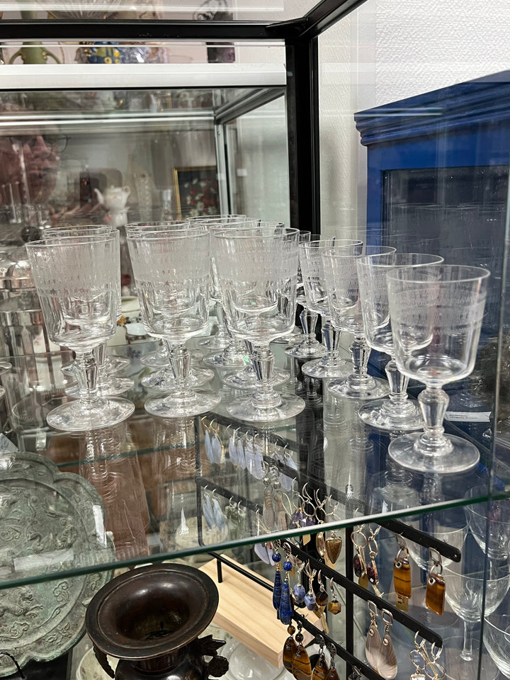 service 12 verres à pied guillochés  en cristal fin XIXe