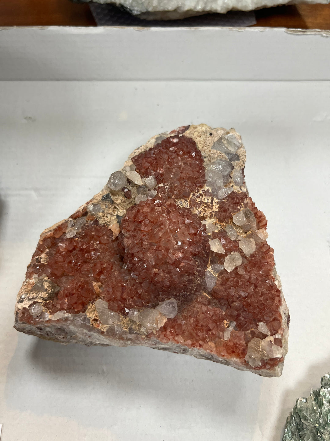 Quartz hématoide rouge avec calcite Maroc C71