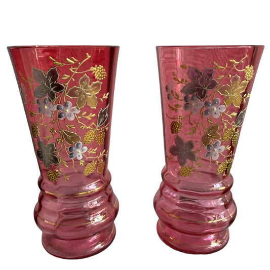 Пара эмалированных розовых стеклянных ваз.