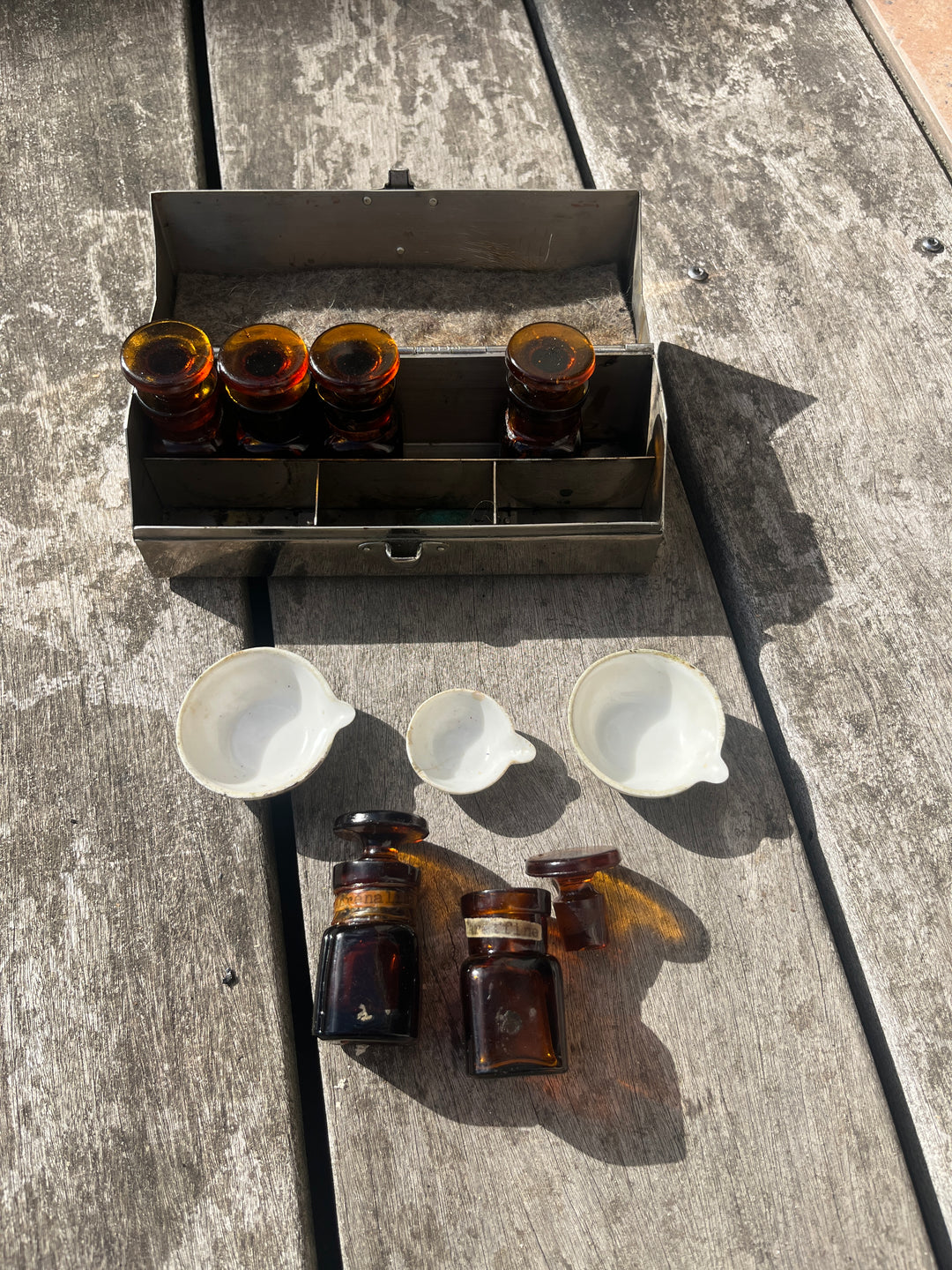 Ancienne trousse d’urgence de médecin en métal chromé - Flacons et Porcelaines Grand Feu,debut XXe