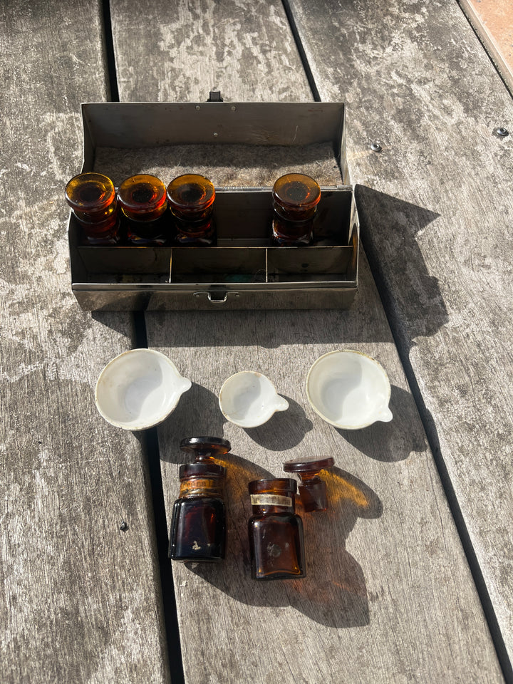 Ancienne trousse d’urgence de médecin en métal chromé - Flacons et Porcelaines Grand Feu,debut XXe
