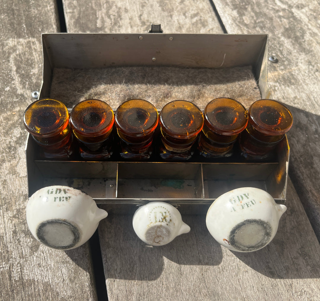Ancienne trousse d’urgence de médecin en métal chromé - Flacons et Porcelaines Grand Feu,debut XXe